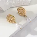 Boucles d'oreilles perles baroques et clous dorés spirale sur socle minimaliste - Spiral Baroque Pearl