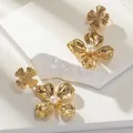 Boucles d'oreilles nœuds dorés élégants avec perle centrale et fini pétales texturés - Textured Pleated Flower