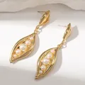 Boucles d'oreilles nœud dorées avec design cosse de pois unique et cinq perles blanches - Peapod Gradient Pearl