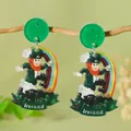 Detail der St. Patrick’s Day Acryl-Ohrringe mit Kleeblatt-Hut und Irland-Schriftzug - Irland Kobold (WEH5928)