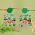 Makroaufnahme von St. Patrick's Day Acryl-Ohrringen mit Leprechauns und Kleeblatt - Happy St. Patrick's Day Trio (WEH5929)