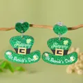 Nahaufnahme der grünen Glitzer St. Patrick's Day Hut-Ohrringe an einem Ast hängend - Herz Hut (WEH5930)