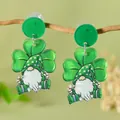 Detail der St. Patrick's Day Acryl-Ohrringe mit Gnom und Kleeblatt am Holzzweig - Lucky Kleeblatt Gnome (WEH5931)