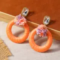 Dettagli di orecchini boho con cerchi in rafia e decorazioni floreali in tessuto - Stile Pendente Floreale in Rafia Boho (WEH4881)