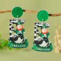 St. Patricks Day Acryl-Ohrringe mit irischen Motiven an einem Holzzweig im Detail - Belfast Wegweiser (WEH5934)