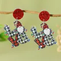 Details der Weihnachts-Gnom-Ohrringe aus Acryl mit LOVE-Schriftzug und festlichem Karo - Weihnachten Karierter Gnome (WEH5936)