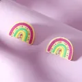 Detail van regenboog oorknopjes met stippen en geschulpte randen voor dames - Roze Groen Geel Regenboog Stijl (WEH4580)