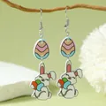 Pendientes de acrílico de Pascua con huevos de rayas y lindos dijes de conejito - Estilo Colgante de Conejo con Huevo a Rayas de Colores (WEH4772)