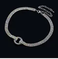 Detailansicht eines silbernen Chokers mit dreireihigen Strasssteinen und Karabinerverschluss - Dreireihiger irisierender Cup-Ketten-Stil (BL005 Weiß AB - Weißgoldfarben)