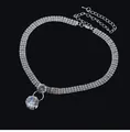 Gros plan du ras-du-cou à trois rangs de strass avec un grand pendentif en cristal rond - Style Pendentif Rond en Strass à Trois Rangs (BL008)