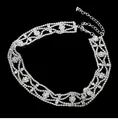 Nahaufnahme des funkelnden Strass-Chokers mit Karabinerverschluss und Blumenmuster - Breites durchbrochenes Wellen-Modell mit vollem Strass (BL028 Weiß - Weißgold plattiert)