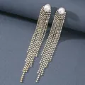 Orecchini lunghi dorati con nappe di perle bianche e catenine di strass scintillanti - Argento (WEH3060)