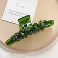 Elegante donkergroene bloem haarclip van acetaat met sprankelende strass-steentjes - 11cm / Donkergroen