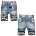 Hellblaue Jeans-Shorts mit Rissen, Graffiti-Print am Saum und Streetwear-Stil - 38 / 664#
