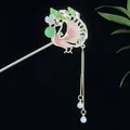 Traditionelle Goldhaarnadel mit rosa Pfau-Emaille, grünen Blättern und Quasten - Rosa Weiß Pfau Quaste Stil (发簪2481) / Rosa Weiß