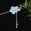 Eleganter chinesischer Haarstab mit blauer Blume und goldener Quaste mit Perlen - Hellblaue Blume Weißes Blatt Perle Quaste Stil (2493)
