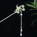 Chinesische Haarnadel in Gold mit grünem Schmetterling, Quasten und weißen Perlen - Grüner Schmetterling Grüne Blume Perle Quaste Buyao Stil (2512)