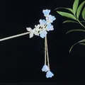 Eleganter silberner Haarstab mit blauen Blumen, Schmetterling, Perlen und Quasten - Blaue Blume Silberner Schmetterling Künstliche Perle Quaste Stil (2497)