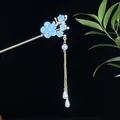 Chinesische himmelblaue Blumen-Haarnadel mit goldener Quaste und weißen Perlen - Himmelblaue Blütencluster Künstliche Perle Quaste Stil (2499)