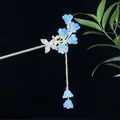 Klassischer chinesischer Haarstab mit hellblauen Harzblumen und goldener Quaste - Hellblaue Blume Schmetterling Quaste (2496)