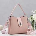 Nahaufnahme einer modischen rosa PU-Ledertasche mit gemustertem Schultergurt - Rosa