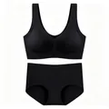 Set intimo senza cuciture nero con reggiseno senza ferretto e slip su sfondo bianco - S / Nero
