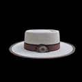 Elegante wollen vilt pork pie hoed met lintband en vintage embleem op zwarte achtergrond - L (58-60cm) / Beige