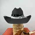 Klassieke zwarte wolvilt western cowboyhoed met paisley lint en verendetails - L (58-60cm) / Zwart