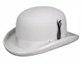 Detail van de witte wollen vilten bolhoed met geribbelde band en decoratieve veer - Broken Wit