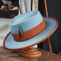 Sombrero de fieltro azul cielo con cinta de grosgrain naranja y colgante de pluma - Talla única / Estilo Porkpie (2024031811) / Azul claro