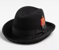 Dettaglio di un cappello fedora in lana nera con piuma rossa e nastro di raso decorativo - Nero