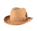Dettaglio del cappello fedora in lana cammello con fiocco in raso e piuma decorativa - Giallo Zenzero