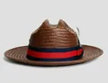 Cappello da cowboy in paglia marrone con nastro a righe rosso blu e piuma decorativa - caffè