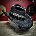 Klassieke zwarte wollen vilt cowboyhoed met zilveren klinknagels en metalen ketting - Zwart