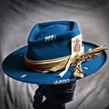 Sombrero de fieltro de lana azul marino con banda tejida, pluma y naipe decorativo - L (58-60cm) / Azul