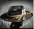 Sombrero de fieltro de lana negro de ala ancha con pluma y adorno de carta de póker - L (58-60cm) / Negro