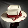 Sombrero de fieltro de lana blanco roto con cinta de terciopelo rojo y pluma - L (58-60cm) / Blanco