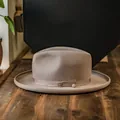 Sombrero clásico de fieltro de lana marrón claro de ala ancha con cinta y hebilla - Caqui