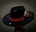 Sombrero de fieltro negro con ala ancha, cinta roja y pluma de estilo vintage - L (58-60cm) / Negro con cinta roja