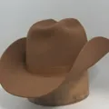 Klassieke bruine wollen vilt western cowboyhoed met gevlochten band op houten standaard - Bruin