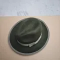 Klassieke donkergroene wollen fedora hoed voor heren met olijfgroene ripsband detail - Grosgrain Lint Strik Stijl (Fedora) / Legergroen