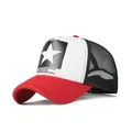 Trucker Hat in Rot-Weiß-Schwarz mit Stern-Print auf der Vorderseite und Netzmaterial - Erwachsene 56-60cm Verstellbar / Weiße Kappe mit roter Krempe