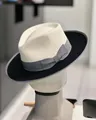 Eleganter Panama-Hut mit cremefarbener Krone, schwarzer Krempe und grauem Band - Beige und Schwarz (Graues Band)