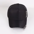Dettaglio del cappellino da baseball nero con anelli metallici e decorazioni stile punk - M / Nero