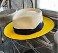 Zweifarbiger Wollfilzhut mit cremefarbener Krone, gelber Krempe und blauem Band - Weiß + Gelb