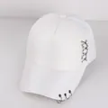 Cappellino da baseball bianco hip hop con anelli in metallo e catena laterale - M / Bianco
