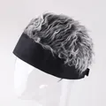 Dettaglio del berretto parrucca hip-hop con fascia nera e capelli sintetici ricci grigi - M (56-58cm) / Nero + Grigio
