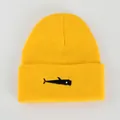 Detalle de un gorro de punto amarillo con un bordado de ballena negra minimalista - M / Amarillo