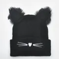 Berretto in maglia nera con orecchie di gatto, bordo in peluche e ricamo a cuore - M / Nero