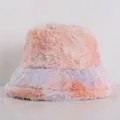Gros plan sur la texture pelucheuse en fausse fourrure tie-dye d'un chapeau bob d'hiver - M (56-58cm) / Tie-Dye Rose Violet Bleu Orange (A-05)